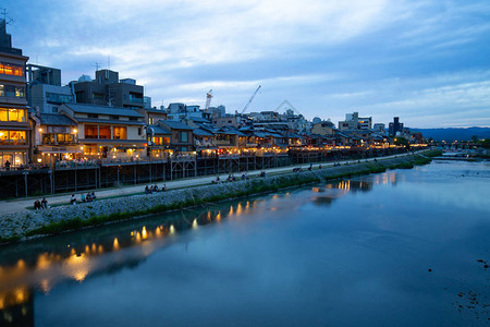 日落时沿Kamo河古老的房屋和餐馆日本背景图片