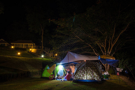 晚上在公园露营和帐篷图片