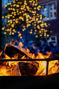 圣诞节时壁炉里燃烧柴火的特写镜头图片