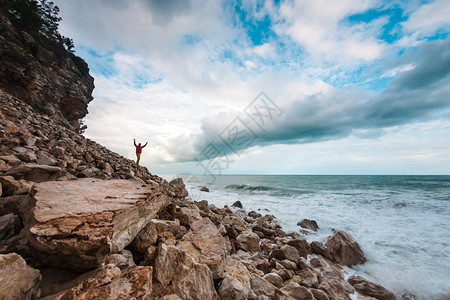 一个人站在一块巨大的石头上图片