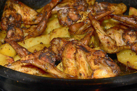 烤炸土豆和美味的炸鸡翅膀图片