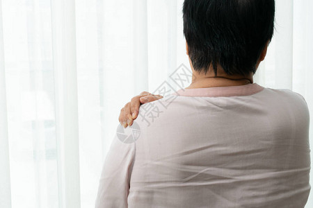 颈部和肩部疼痛老年妇女颈部和肩部受伤健康问题图片