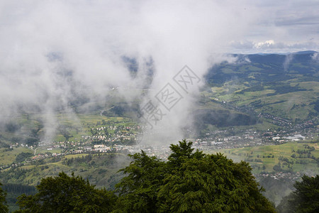 云在山谷中的村庄图片