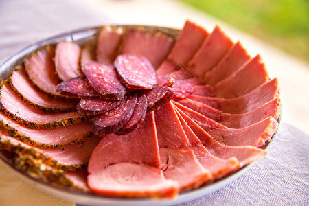 冷熏肉盘配意大利熏火腿意大利腊肠培根猪排板上有不同种类的肉开胃菜拼盘传统的背景图片