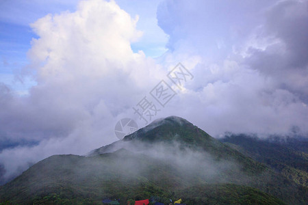 雨后雾在山上移动图片