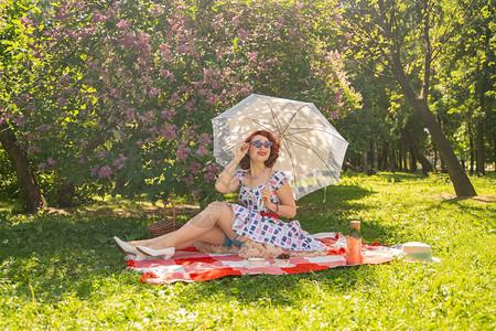 穿着古老的夏装和经典长袜的红发美女图片