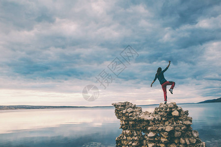 女孩站在一堆石头上图片