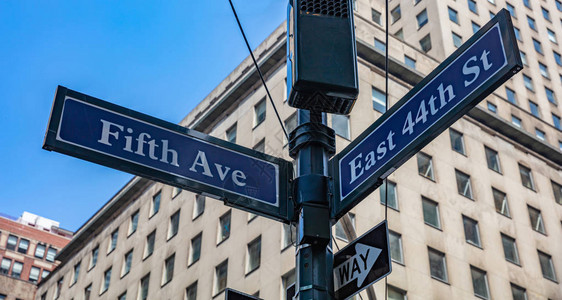 第五大街和东44街交叉路口街牌图片