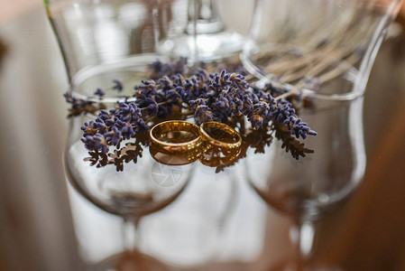 结婚戒指和薰衣草花图片
