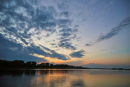 白河上空美丽的日落水中反射着云雾俄罗图片
