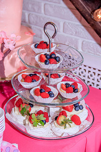 儿童粉红色生日蛋糕节日餐桌装饰庆典儿童假期浆果和糖图片