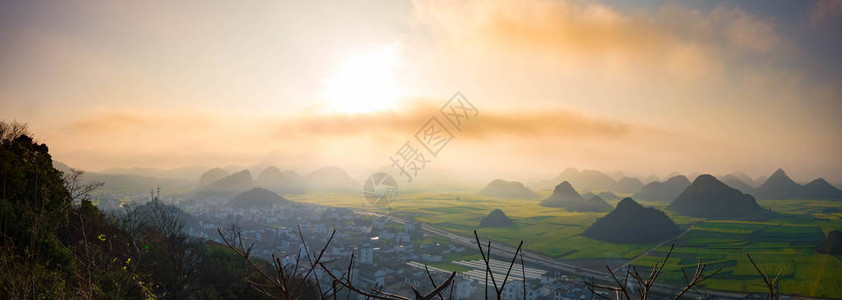 金吉芬金山鸡峰小村庄的全景和图片