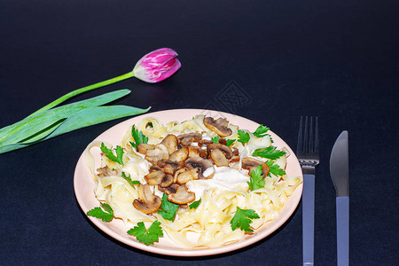 配蘑菇的蔬菜意面饮食菜单顶级图片