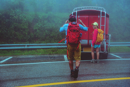 情人亚洲男人和亚洲女人旅行自然雨林中的自然研究在雾雨中在泰国清迈图片