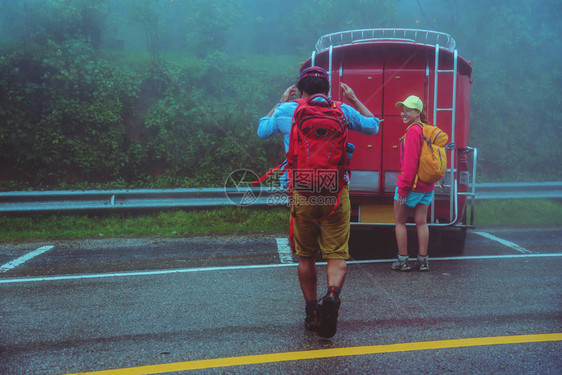 情人亚洲男人和亚洲女人旅行自然雨林中的自然研究在雾雨中在泰国清迈图片