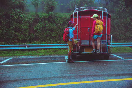 情人亚洲男人和亚洲女人旅行自然雨林中的自然研究在雾雨中在泰国清迈图片