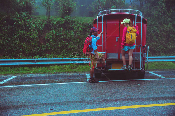 情人亚洲男人和亚洲女人旅行自然雨林中的自然研究在雾雨中在泰国清迈图片