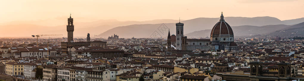 从米开朗基罗广场远眺佛罗伦萨全景与阿诺河大教堂旧宫的城市景观图片