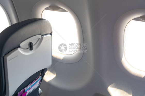 客舱经济舱的飞机座位和飞机的窗户图片