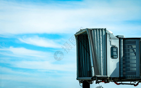 商业航空公司起飞后的喷气桥在蓝天白云的机场起飞机旅客登机桥停靠国际航空公司的起飞航班图片