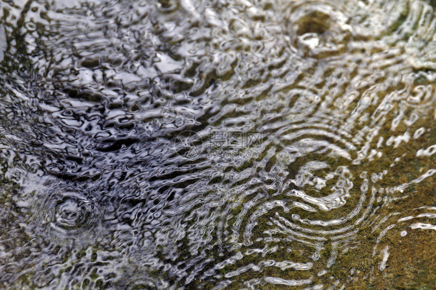 脏混凝土地板上的水滴人行道上的雨滴水滴的反射水滴混凝土地板上的水波纹漏水和洪水造图片