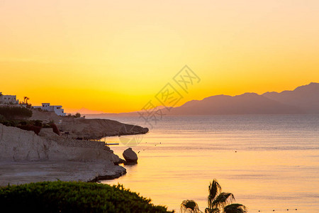 红海的日出美丽明亮的天空与太阳光线和晨云海和船蒂朗岛全景埃及图片