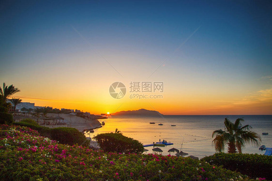 红海的日出美丽明亮的天空与太阳光线和晨云海和船蒂朗岛全景埃及图片