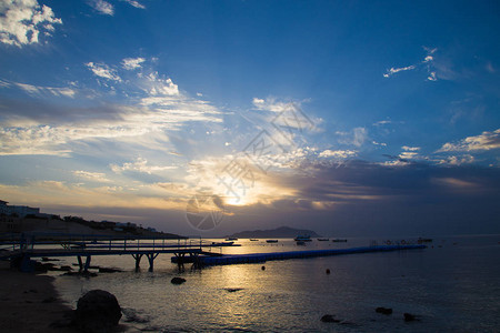 红海的日出美丽明亮的天空与光线和晨云海和船蒂朗岛全景埃及图片