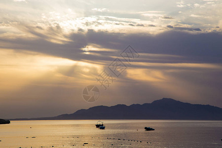 红海的日出美丽明亮的天空与光线和晨云海和船蒂朗岛全景埃及图片