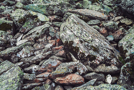 多彩姿的巨石流松散的岩石关闭随机散落的石头下的水高地巨石与苔藓和地衣的惊人详细背景山地图片