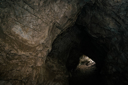 美丽的洞穴从黑暗的地牢内部查看洞穴的纹理墙壁地下的背景图像洞内
