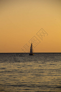 海中游艇在日落的海面图片
