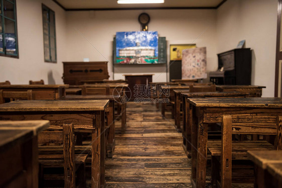 在日本长野县松本的原甲知学校旧木制桌图片