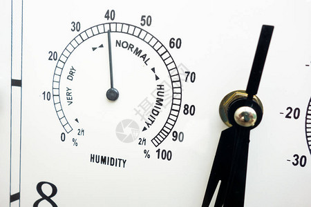 用于测量和控制湿度的组合指示器仪的特写具有黑针数字和白色背景的图片