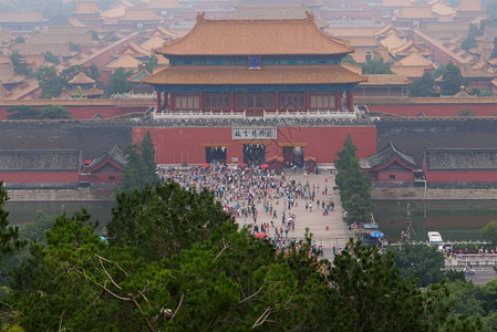 雾凇中的山上北门神威之门上的故宫景色下碑写着故宫博物院图片