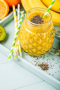 热带水果香蕉橙色芒果菠萝基维和黄滑雪果汁的夏季特异食品概念图片