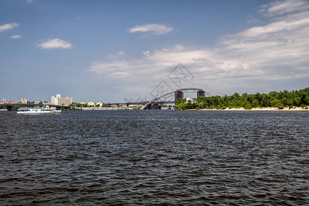 乌克兰基辅市Dnipro河沿途行走图片