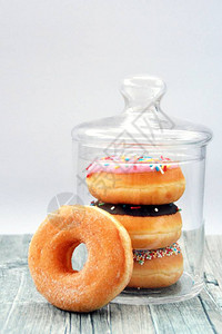 白色背景上玻璃罐中的甜圈图片
