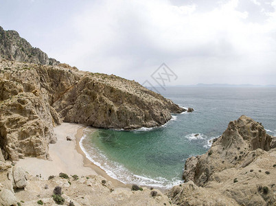 希腊萨莫特拉基岛的小型岩石湾和图片
