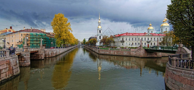 俄罗斯联邦圣彼得堡市秋天的城镇图片