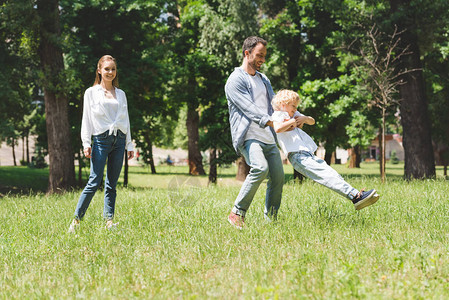 一家人共度时光父亲在公园里纺儿子图片