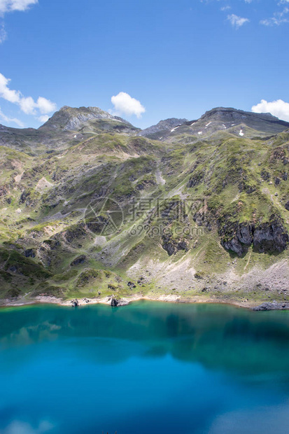 Saliencia冰川湖泊附近的山地景观图片