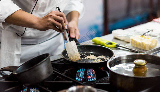 厨师在厨房做饭厨师准备食物图片