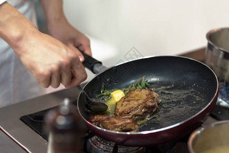 厨师在厨房做饭厨师准备食物图片