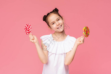 可爱的小女孩享受食糖治疗图片