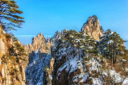 黄山是东部安徽省南部的山脉该地区以风景奇形怪状的花岗岩山峰黄山松树温泉冬雪和俯瞰云霄图片