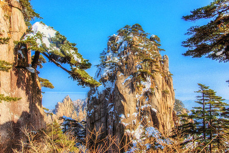 黄山是东部安徽省南部的山脉该地区以风景奇形怪状的花岗岩山峰黄山松树温泉冬雪和俯瞰云霄图片