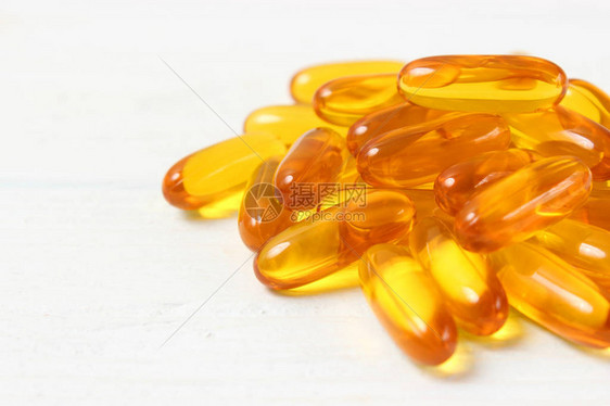 Omega3彩色背景的胶囊鱼油图片