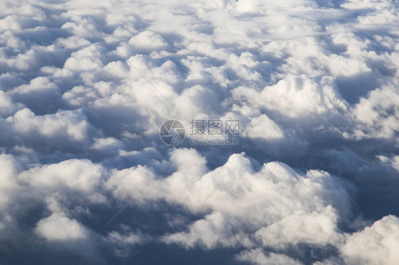 下午有白云的蓝天空从飞机的发光器上查看复制文本空间info图片