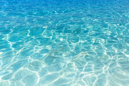 闪亮的蓝色水波纹背景游泳池的水面背景图片